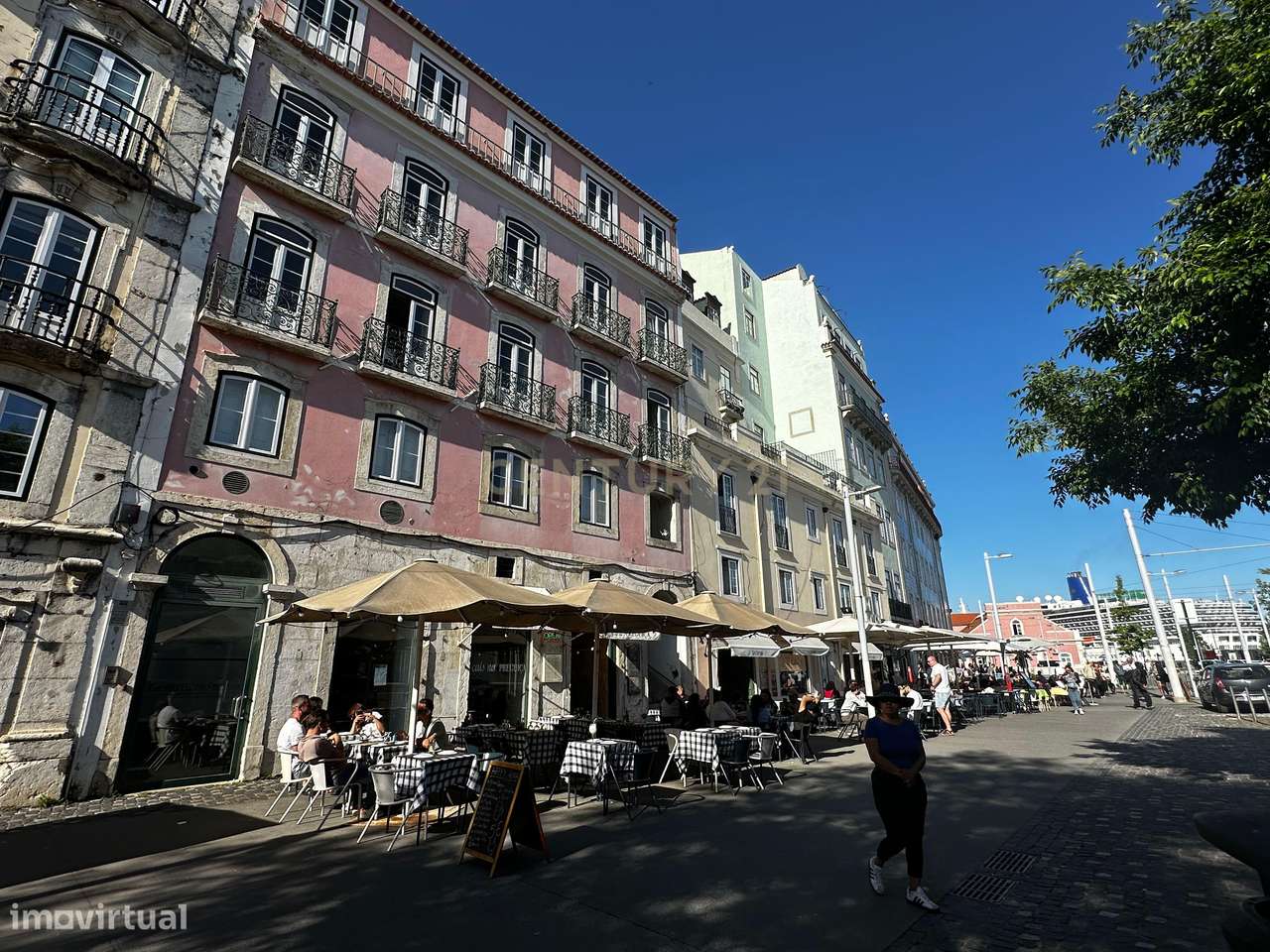 Prédio com vista rio, composto por 6 andares, sendo uma fração por and - Grande imagem: 2/20