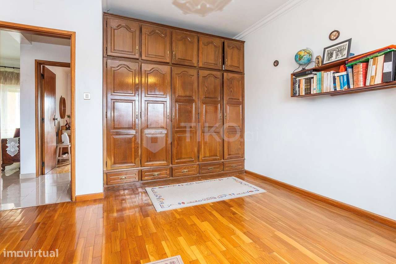 MORADIA GEMINADA À  VENDA EM PORTO SALVO– 3 PISOS, 2 FRENTES-18