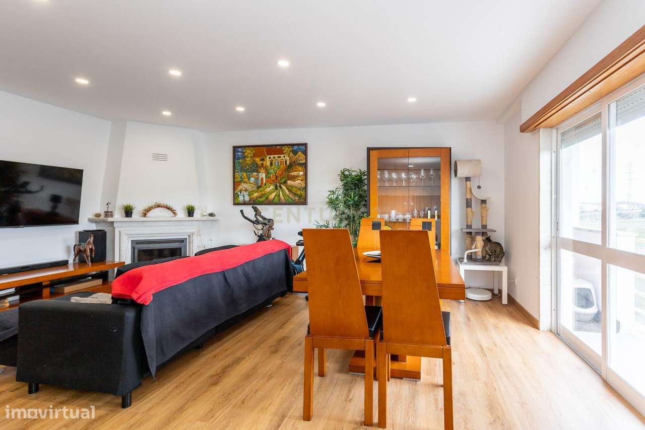 Apartamento T3 Remodelado com Arrecadação e Parqueamento-3