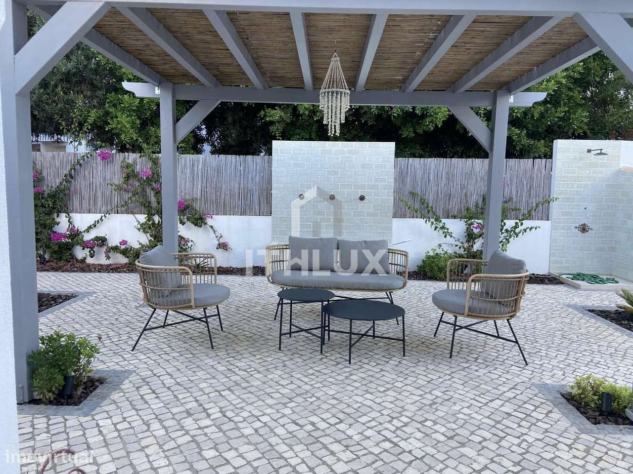 Villa de luxo impecavelmente apresentada com piscina e jardins em Tavi-16