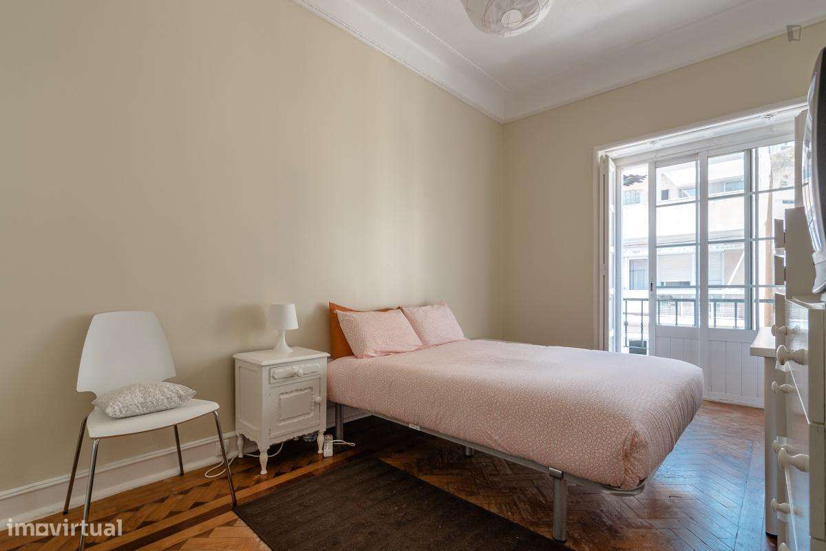 Quarto - localizado em Intendente Lisbon - Grande imagem: 5/10