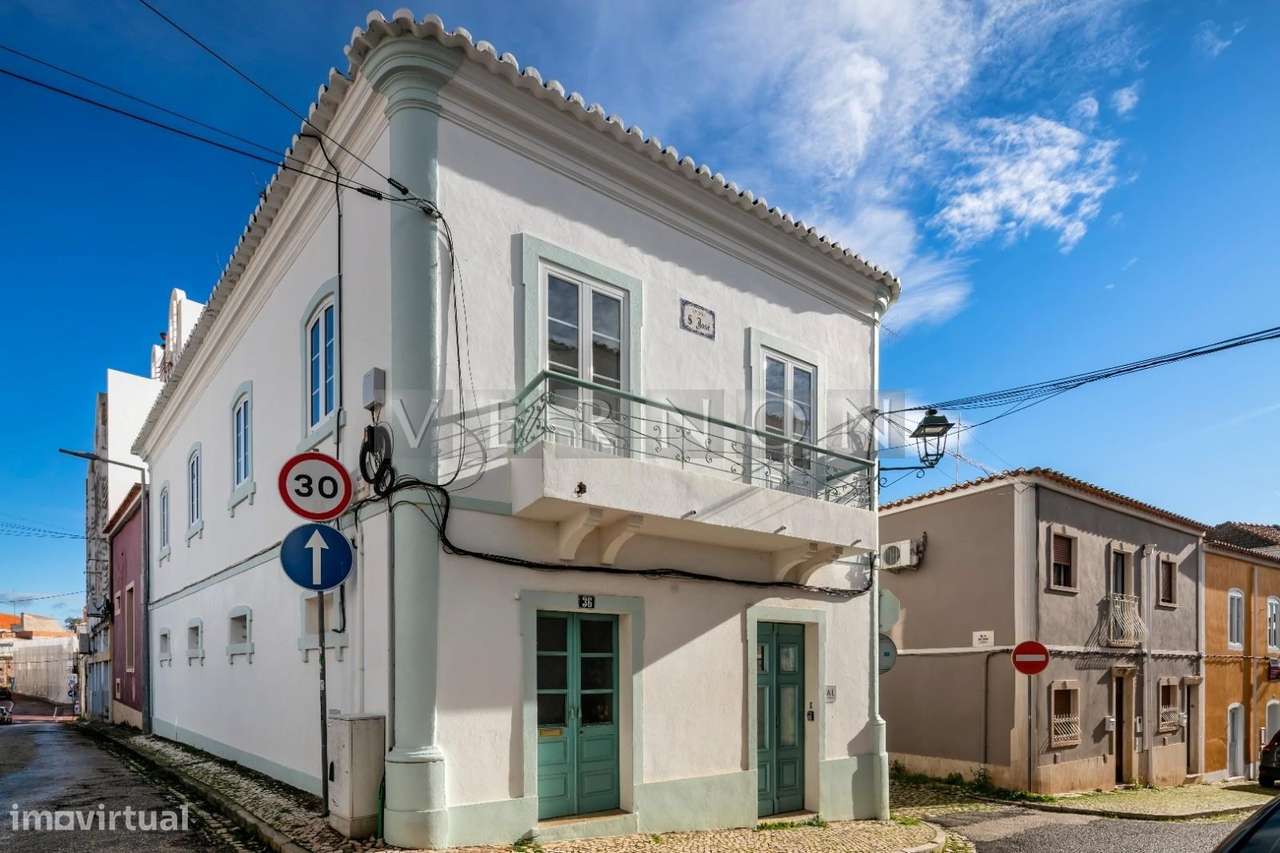 Moradia Histórica Renovada no Centro de Lagoa | T3 com 194 m² | 2 Habi-8