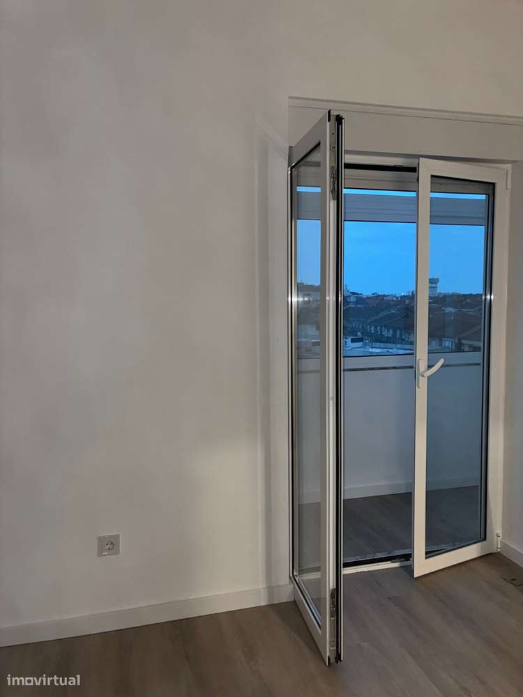 Apartamento Renovado com Vista Rio em Barreiro-11