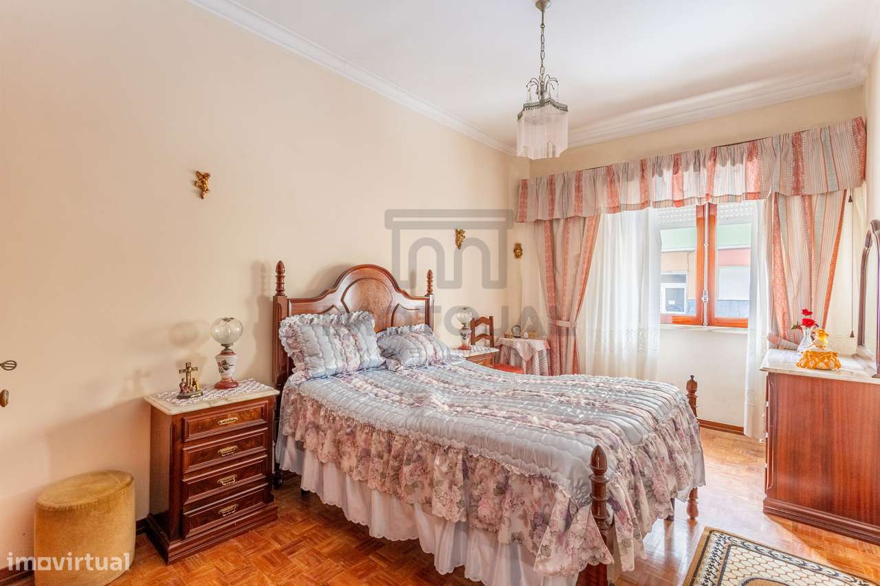APARTAMENTO T2 (R/C) + POTENCIAL T0 INDEPENDENTE (CV) + QUINTAL-17