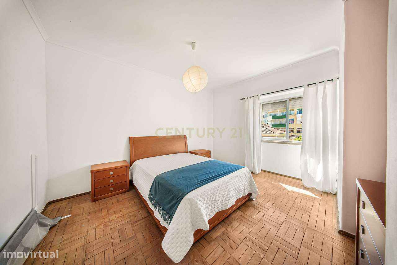 Moradia T4 com Churrasqueira, Jardim e Garagem – Excelente Exposição S-10