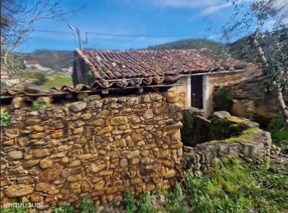 Moradia c/ 2 pisos p/ recuperação total em Cercadas - Vila de Rei-4