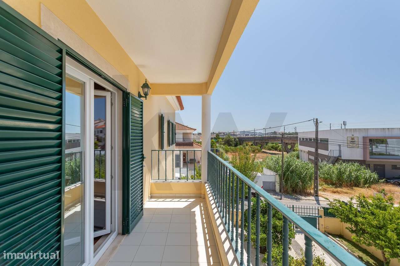 Moradia Isolada | 5 Quartos, Jardim, Garagem para 4 Carros-36