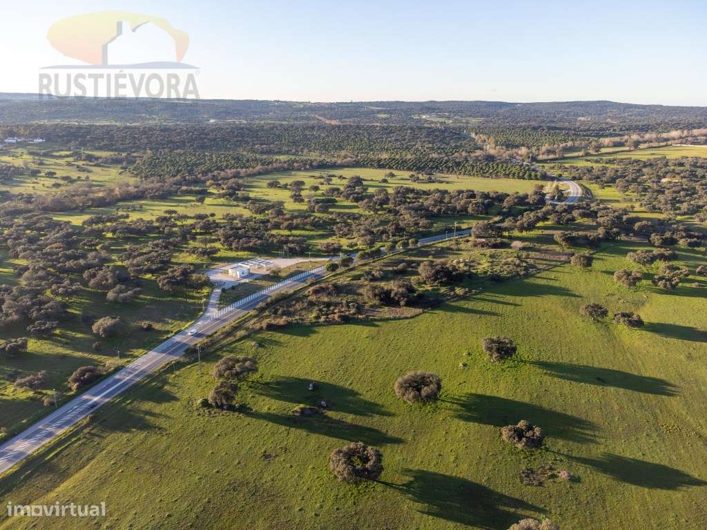 Quinta com monte em ruinas e com viabilidade de Construção, próxima... - Grande imagem: 5/10
