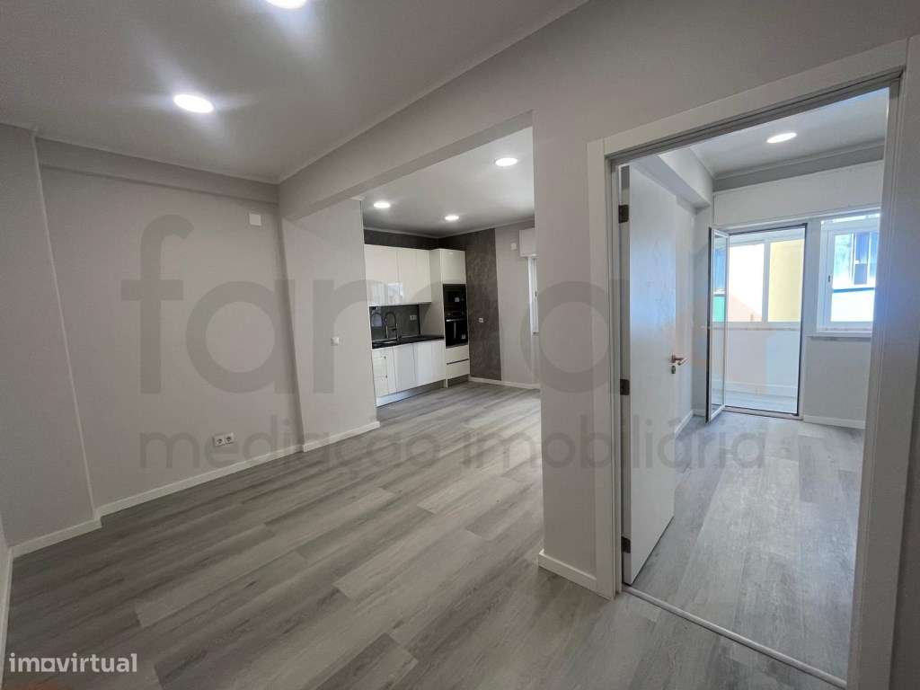 Apartamento T1 Remodelado com Varanda e Elevador-5