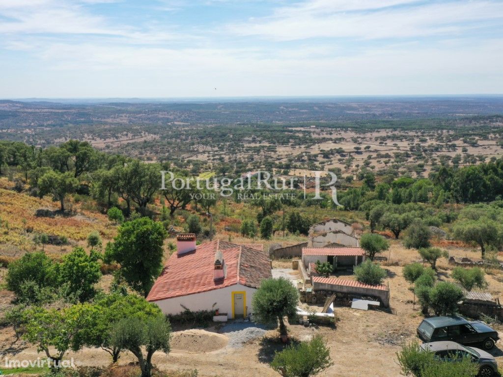 Quinta com 5,5 hectares e várias casas em Portalegre