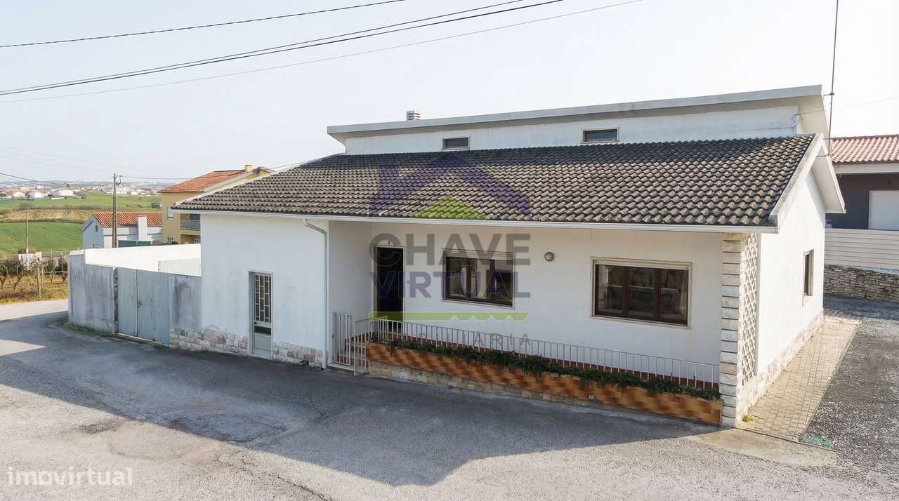 Moradia V3 com Terreno Urbano e Garagem - Seixal, Lourinhã-0