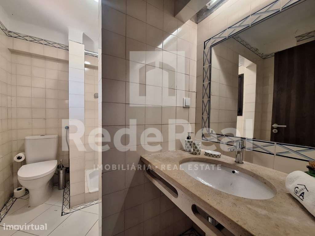 Moradia T3 + 1 com Boas Áreas em Lote de 300 m² - Centro de Albufeira-37