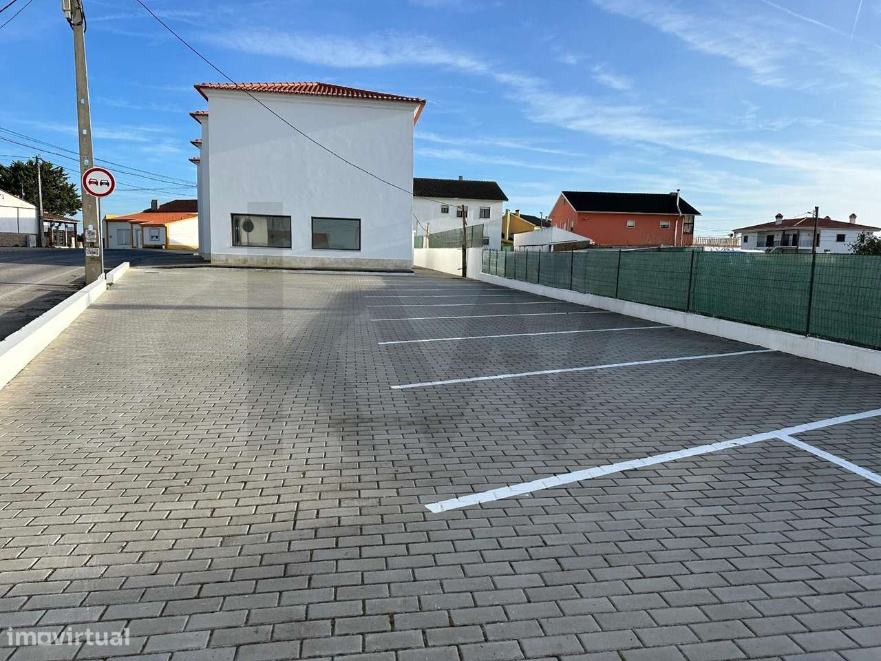 Loja com 111m2 na Carvoeira-1