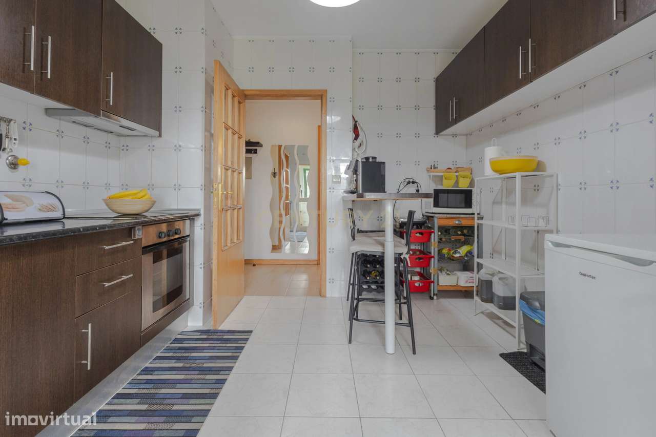 Fantástico Apartamento T2 com Lareira, Varanda e Lugar de Garagem | Fâ-11