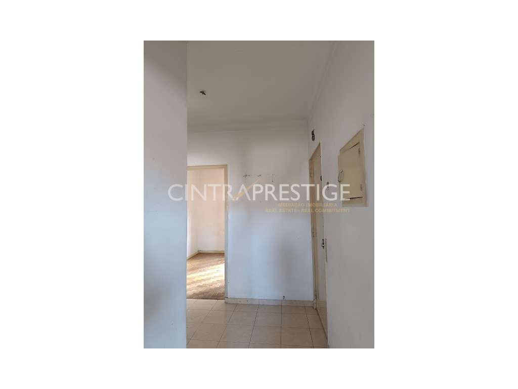 Sintra Prédio, de apartamentos, comercio, garagens e terreno para c...-12