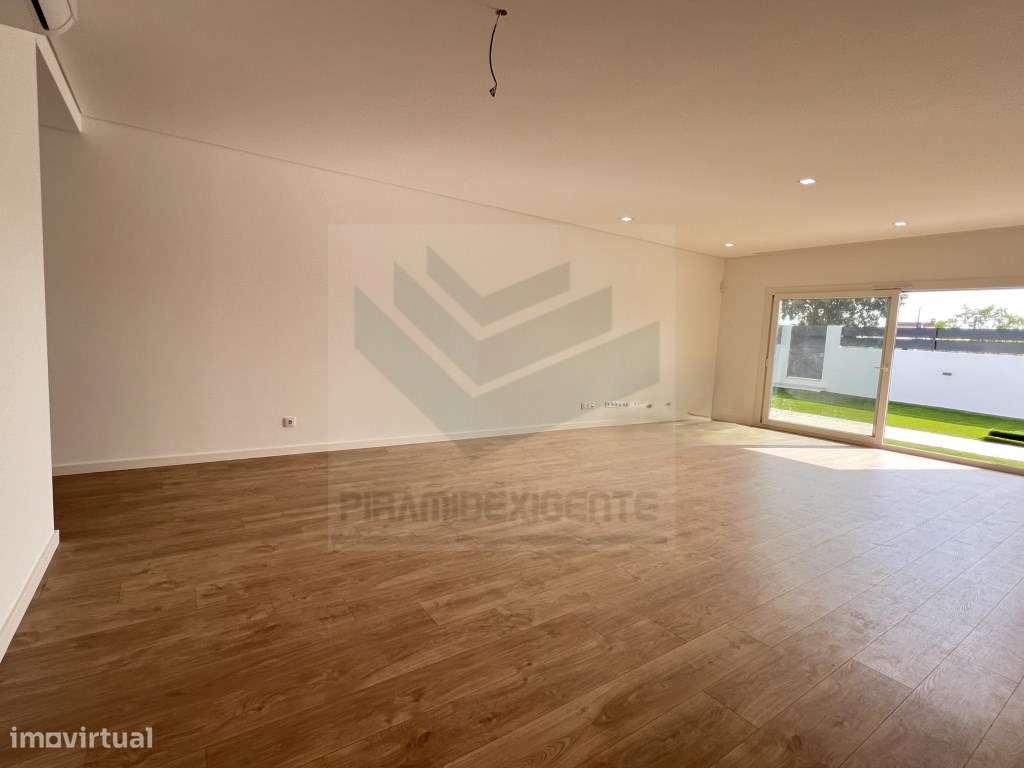 Moradia Isolada, Nova, 3 Suítes, Piscina, Garagem, AZEITÃO!-10