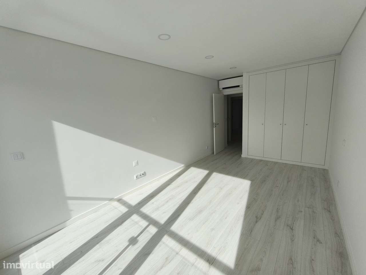 Apartamento T3 Novo c/ Garagem e um parque de Estacionamento-3