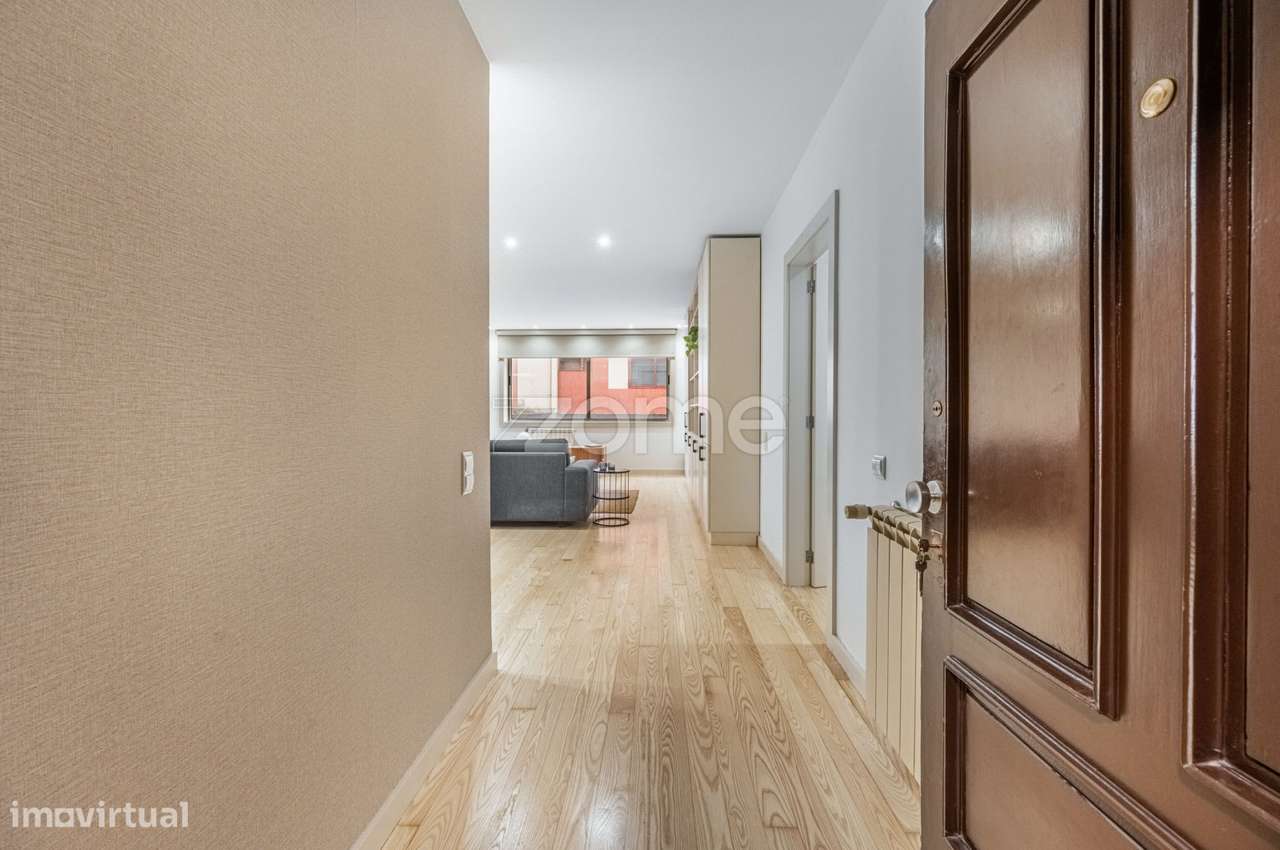 Apartamento T2 renovado | Garagem box | Campo Alegre - Grande imagem: 2/27