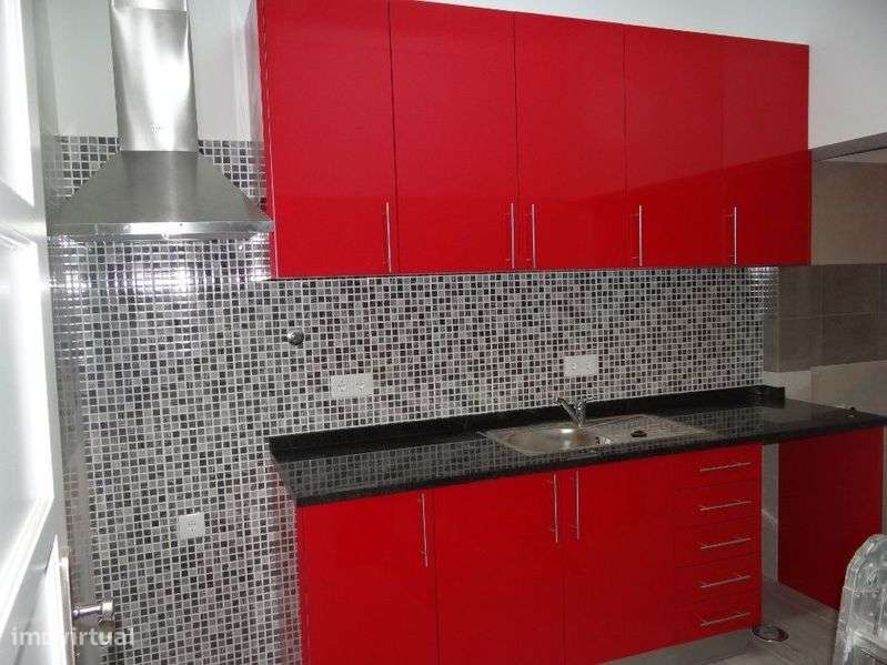 Alugo T1 jovial de vozinha vermelha - Grande imagem: 4/12