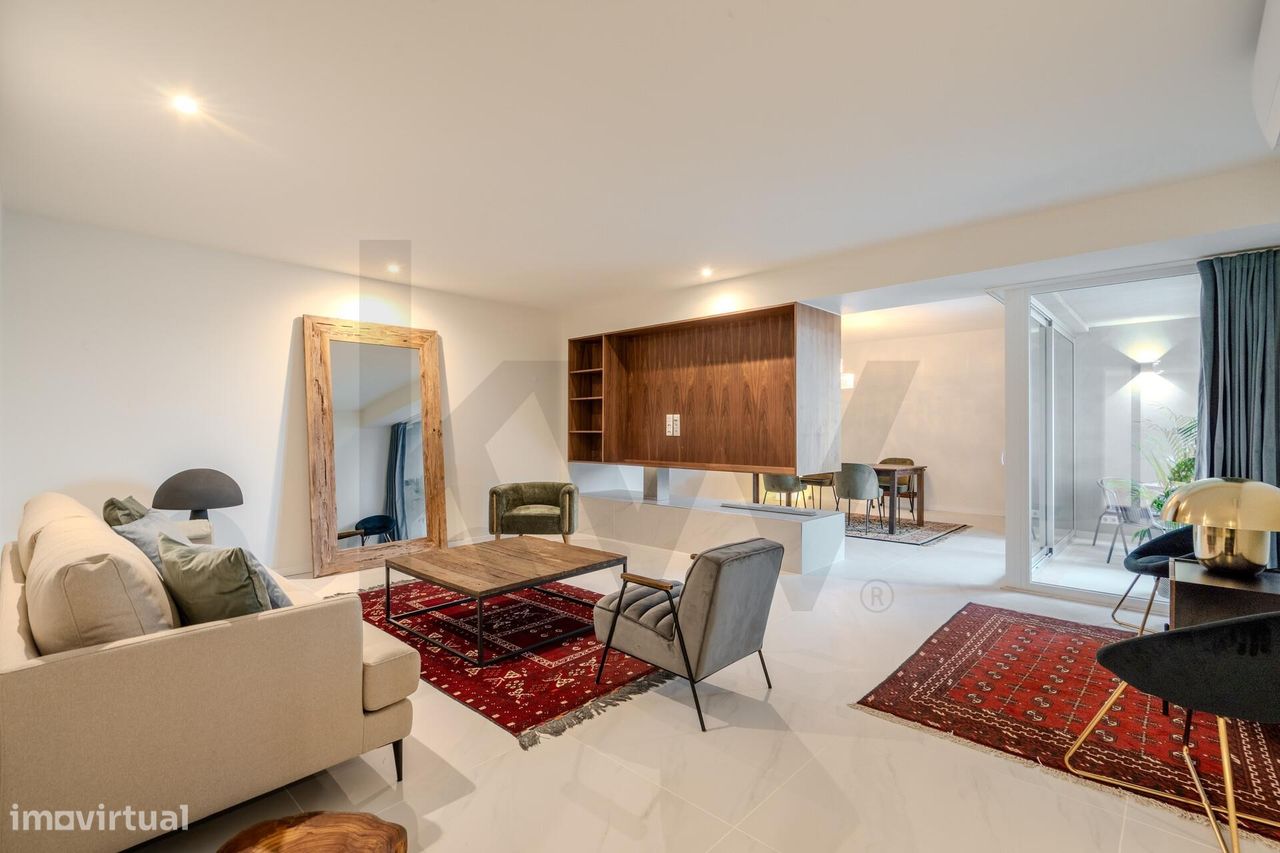 Apartamento T2 Renovado, Mobilado, Ar Condicionado e com Varanda no Ar - Grande imagem: 1/36