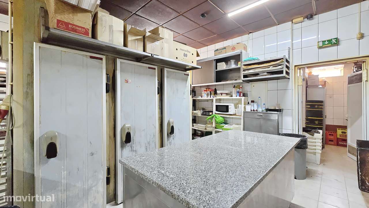 Amplo Espaço Comercial em Sarrazola – Cacia-16