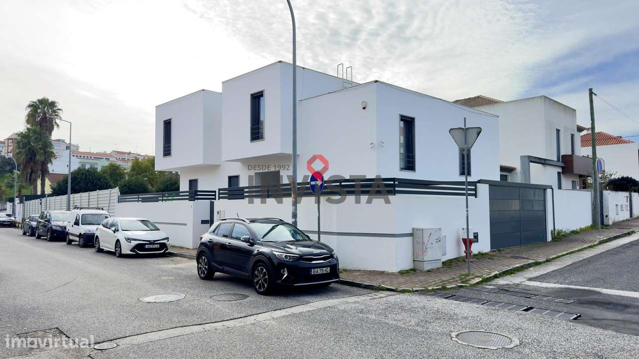 Moradia no Centro de Alverca com piscina-38