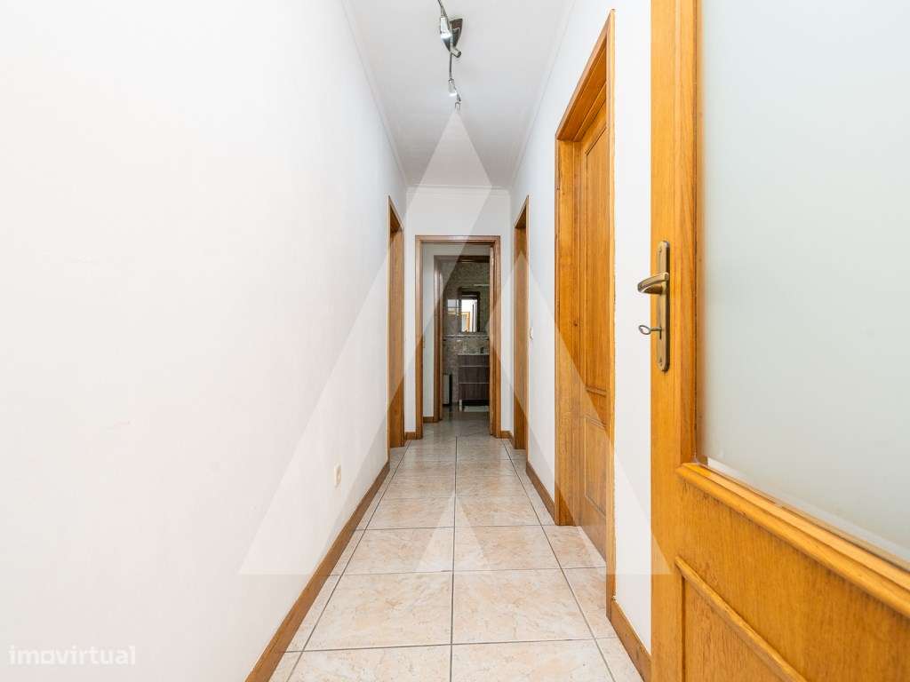 Apartamento T2 no Último Piso com Garagem Fechada - A 5 min de Sant...-8