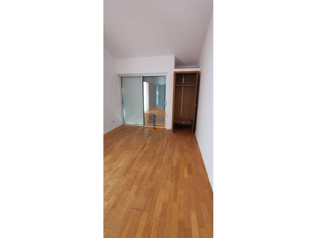 Moradia totalmente renovada numa zona calma onde predomina a habita...-30