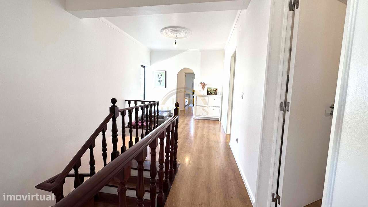 Moradia Independente T4 com Jardim e Vista Rio em Vila Fria – Porto Sa-12