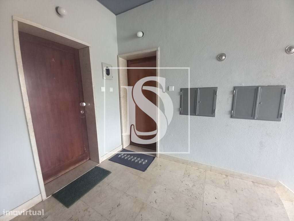 Apartamento T2 Remodelado no Coração do Montijo-28