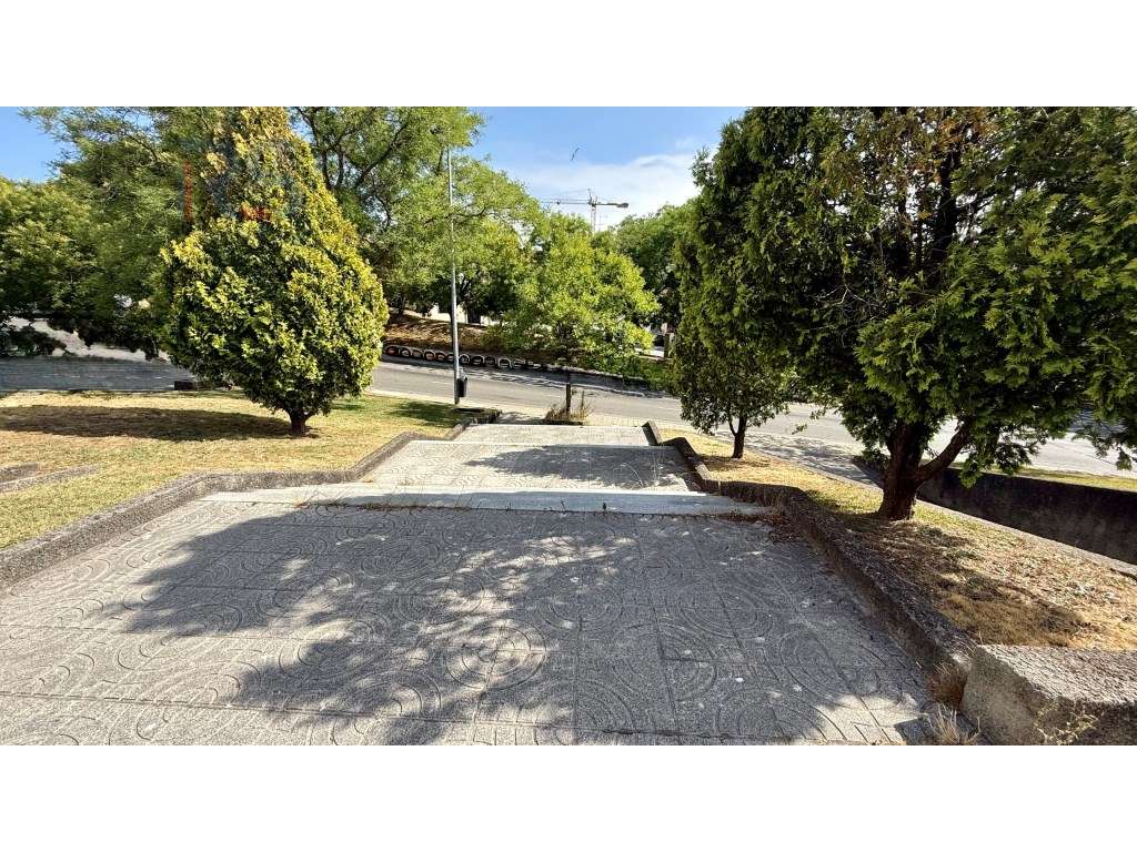 Loja de 4 frentes Porto Egas Moniz - Grande imagem: 2/23