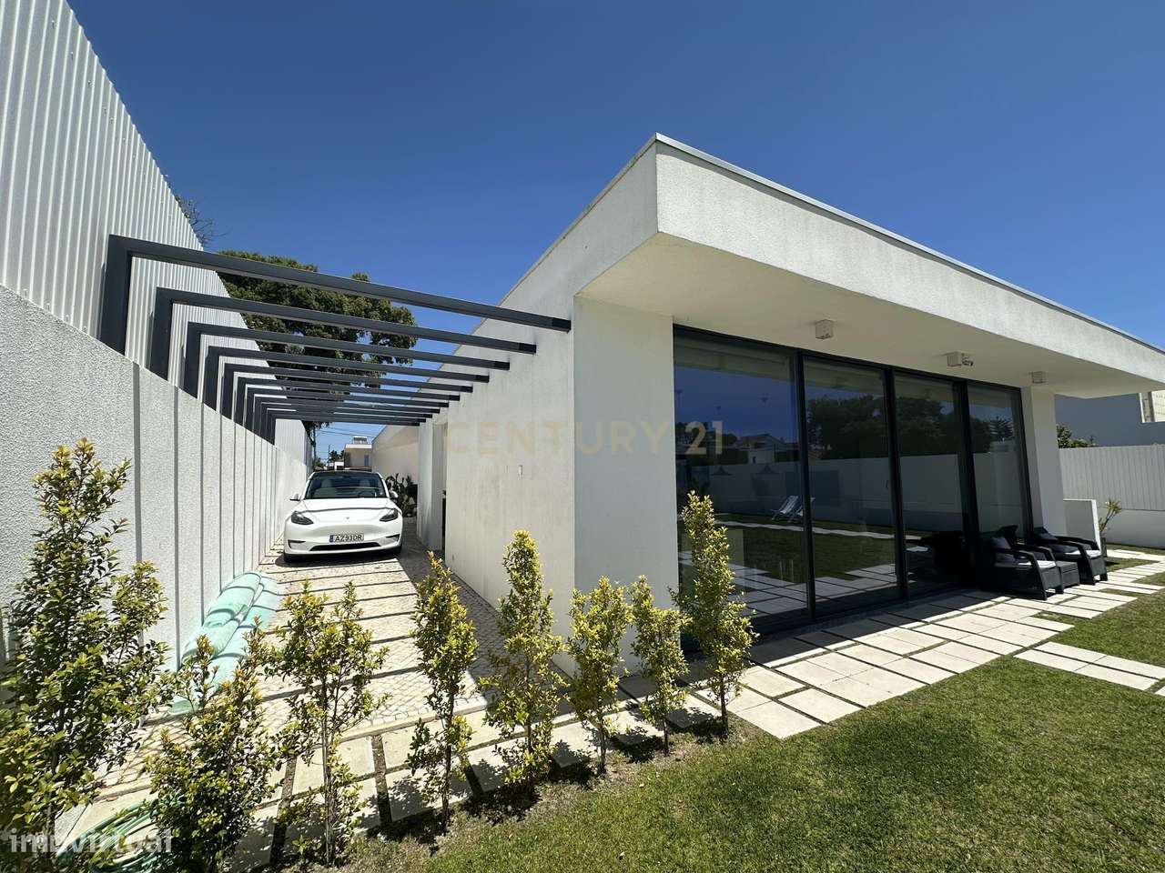 Moradia Térrea com Piscina aquecida e excelente jardim. Localizada em-18