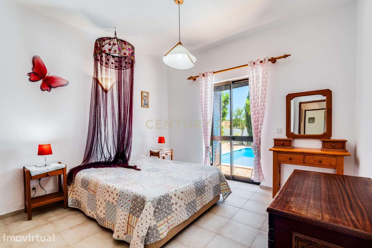 Moradia Bifamiliar T3 + T1 com Piscina  junto aos Campos de Golfe de A-17