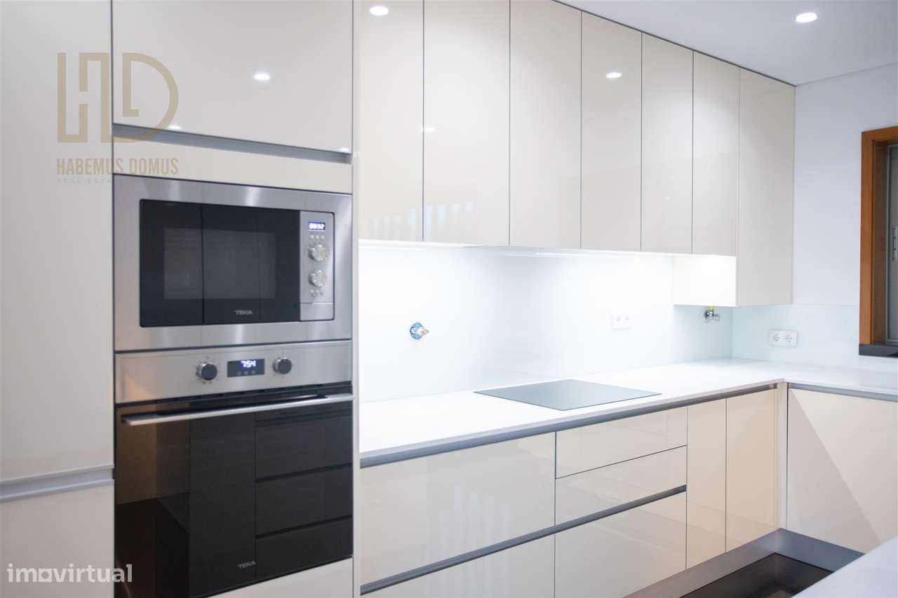 Moradia T3+1 de Luxo com 405m2 a 200 Metros da Praia em Canidelo.-10