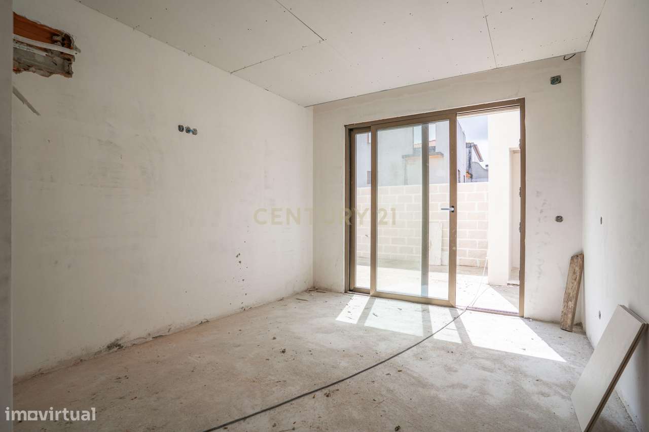 Moradia T3 com Piscina e Jardim em Salir do Porto-23