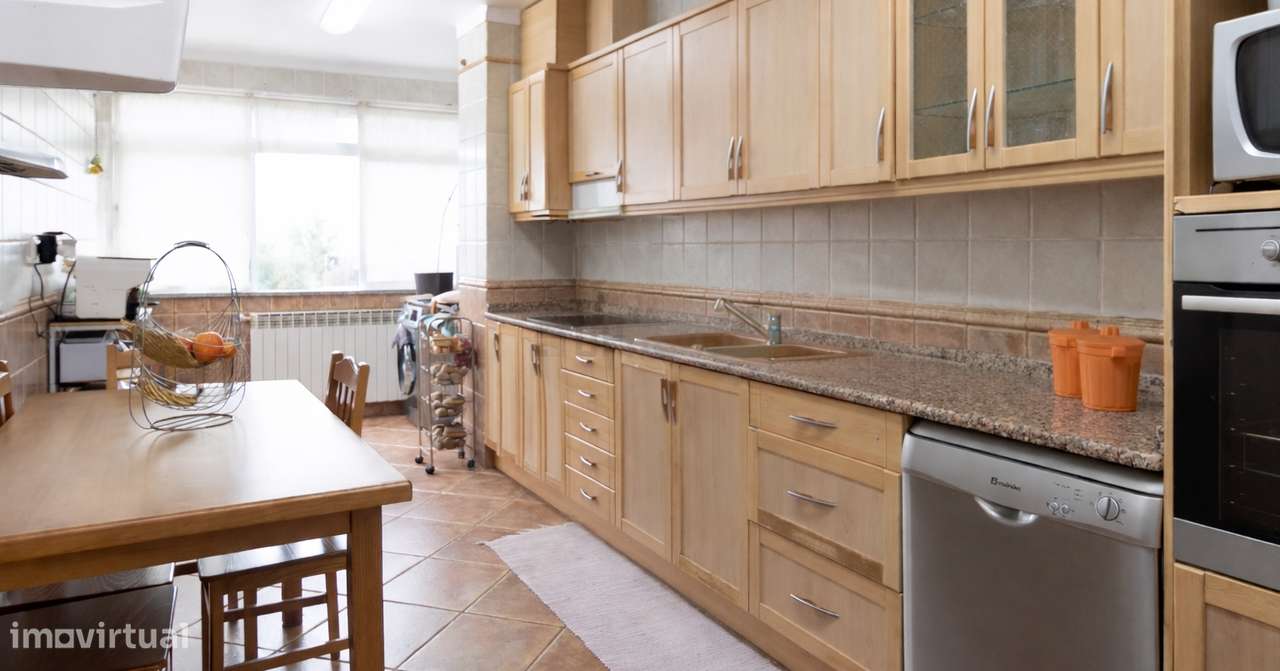 Apartamento T3 com Garagem, Terraço e Pátio - Abraveses - Grande imagem: 2/13