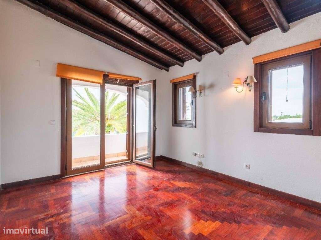 Moradia 5 quartos (V4+1) estilo tradicional com piscina perto do ce...-7