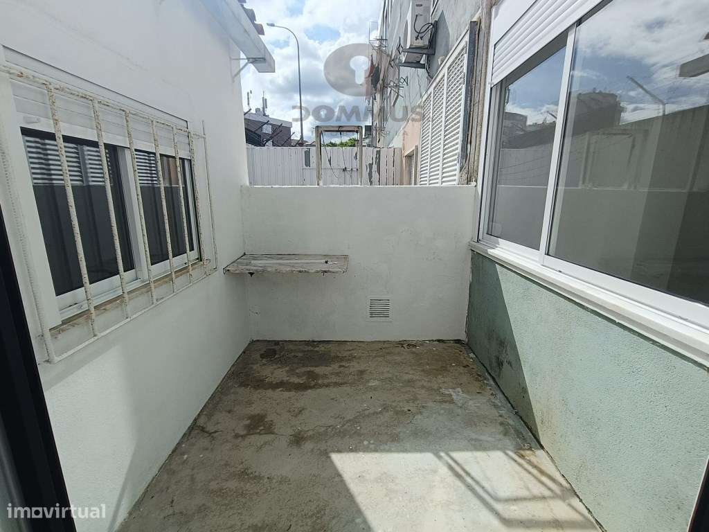 Apartamento T2+1 Renovado na Buraca-5