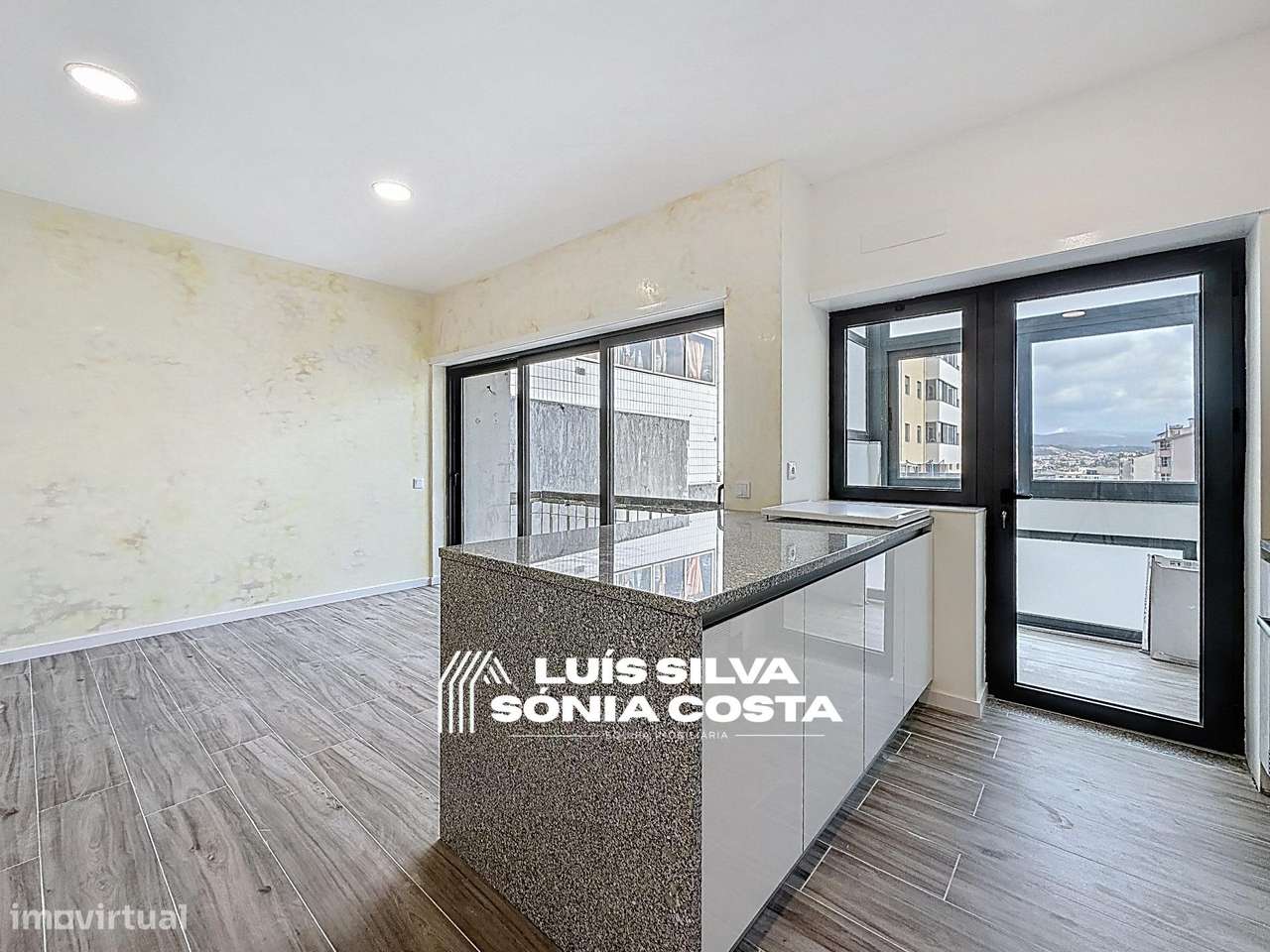 Apartamento T4 Totalmente Remodelado com 2 Varandas e Elevador –...-8