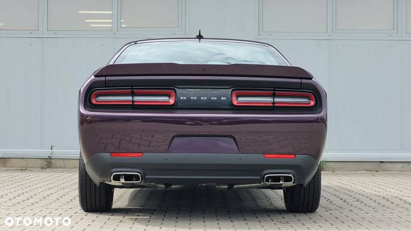 Dodge Challenger - 8