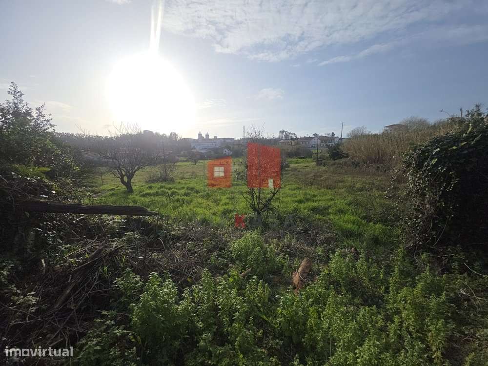 Moradia para recuperação total com 1437 m2 de lote-9