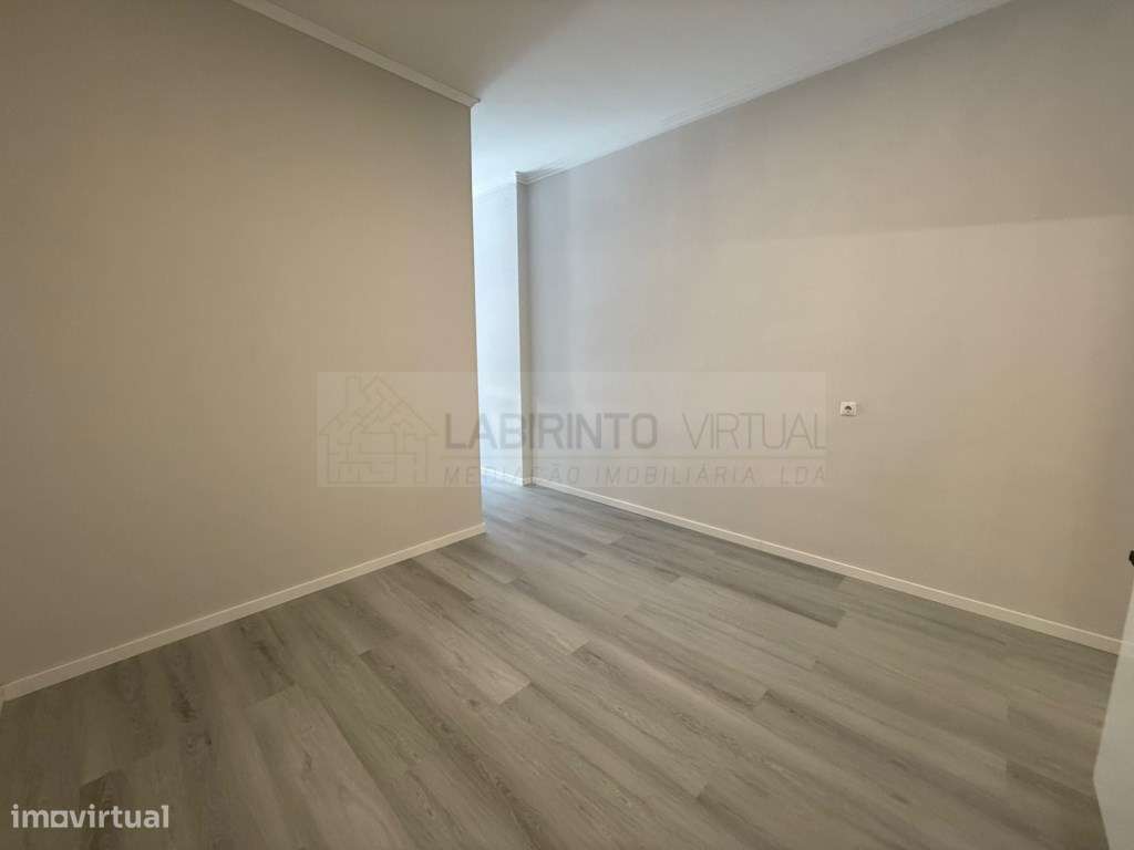 Vede-se Loja transformada em T1, em Belas - Queluz, em Sintra - Grande imagem: 4/10