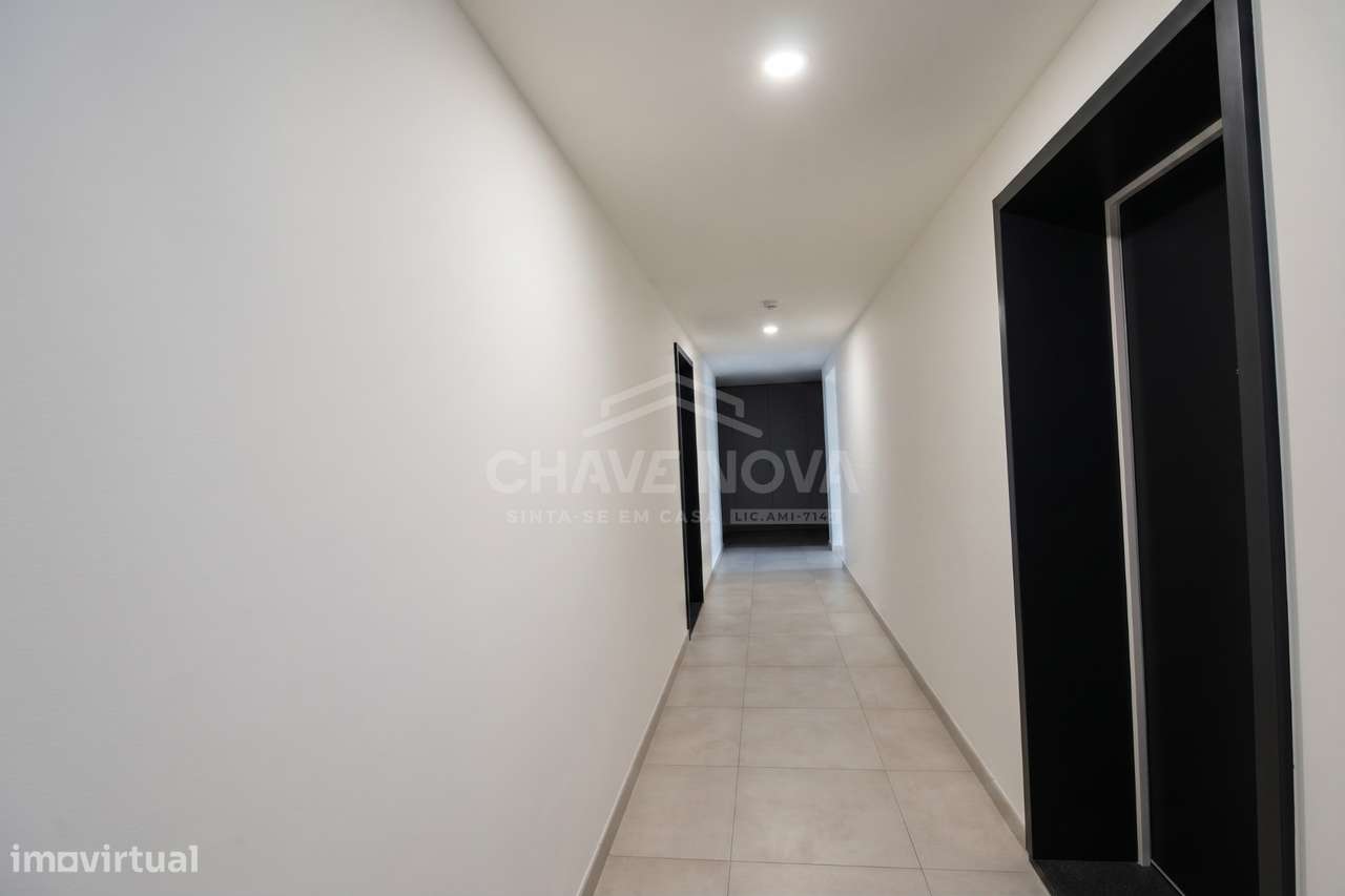 T2 Como Novo c/ Terraço em Santa Marinha (Candal)-26