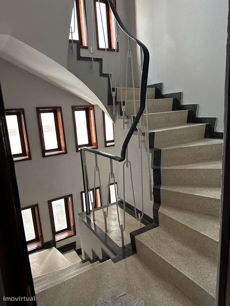 Apartamento T2+1 renovado, com garagem, em boa localização-16