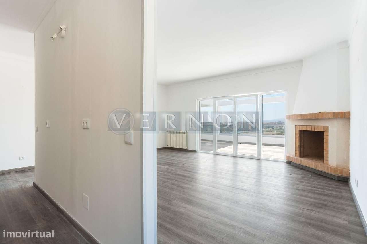 Moradia Renovada T4 com Vista Rio Arade, Piscina e 2.450 m² de Terreno-15