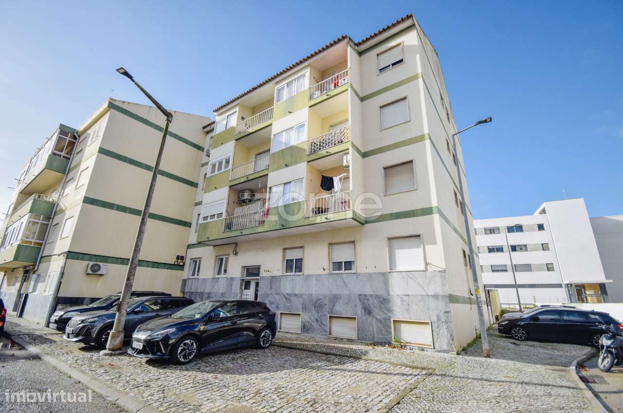Apartamento T2 Totalmente Renovado em Paio Pires | Seixal-17
