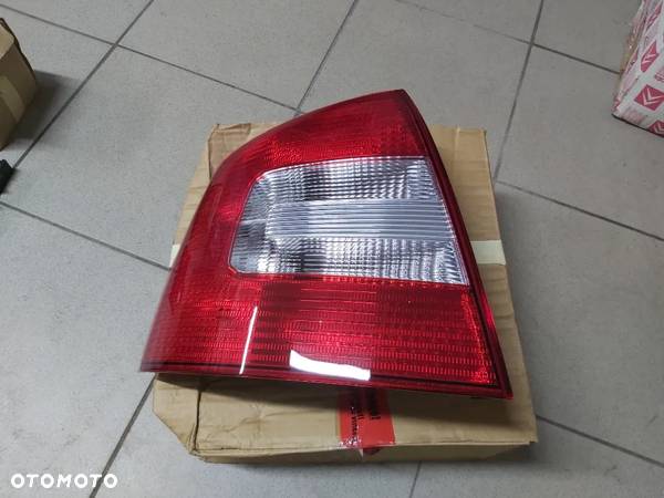 LAMPA LEWA TYLNA SKODA OCTAVIA II 1Z5945111B - 1