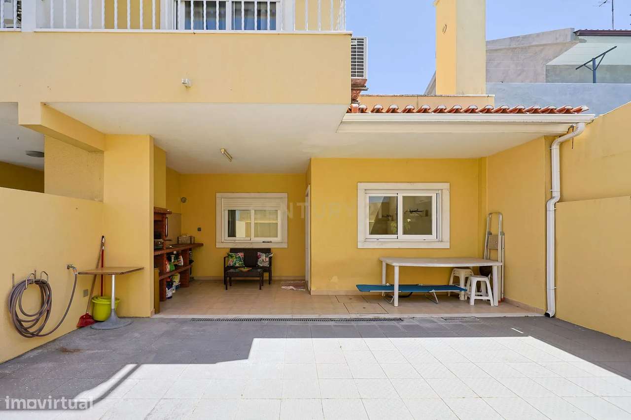 Moradia T3 com garagem e espaços exteriores nos Foros de Amora, Seixal-28