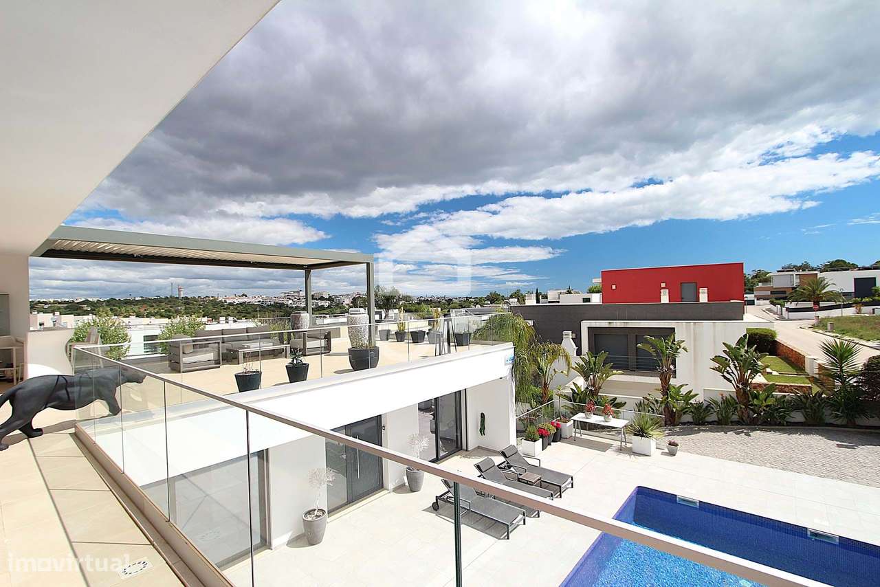 Moradia T3 com piscina, terraço e garagem ampla em Alcantarilha-11