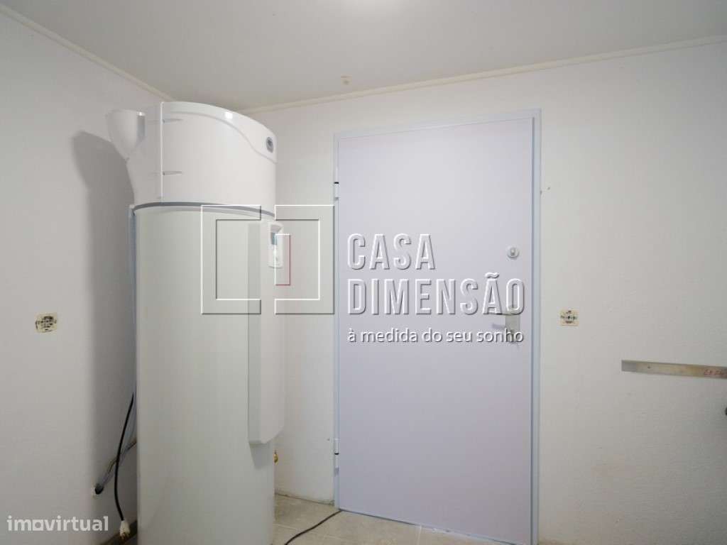 Moradia isolada de tipologia T4 localizada na zona da Charneca da C...-51